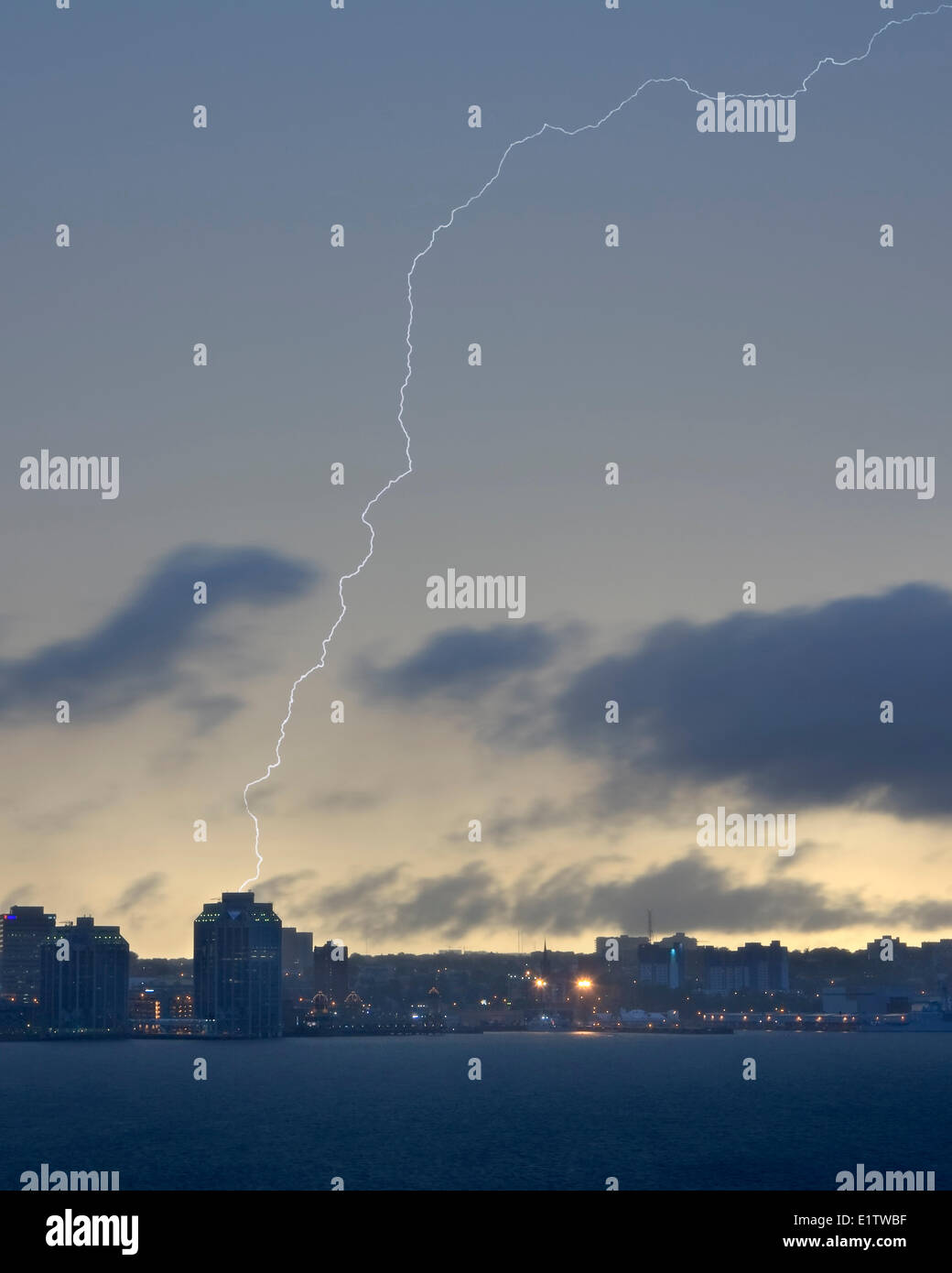 Un fulmine colpisce Purdy's Wharf Tower II lungo il porto di Halifax waterfront di Halifax, Nova Scotia Foto Stock