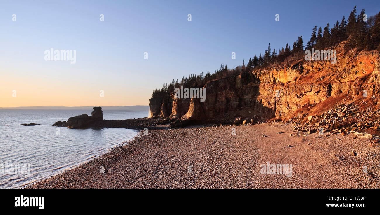 Robusto litorale lungo il Cape Peninsula Split, visto che con la bassa marea e al tramonto lungo Nova Scotia la Baia di Fundy costa. Foto Stock