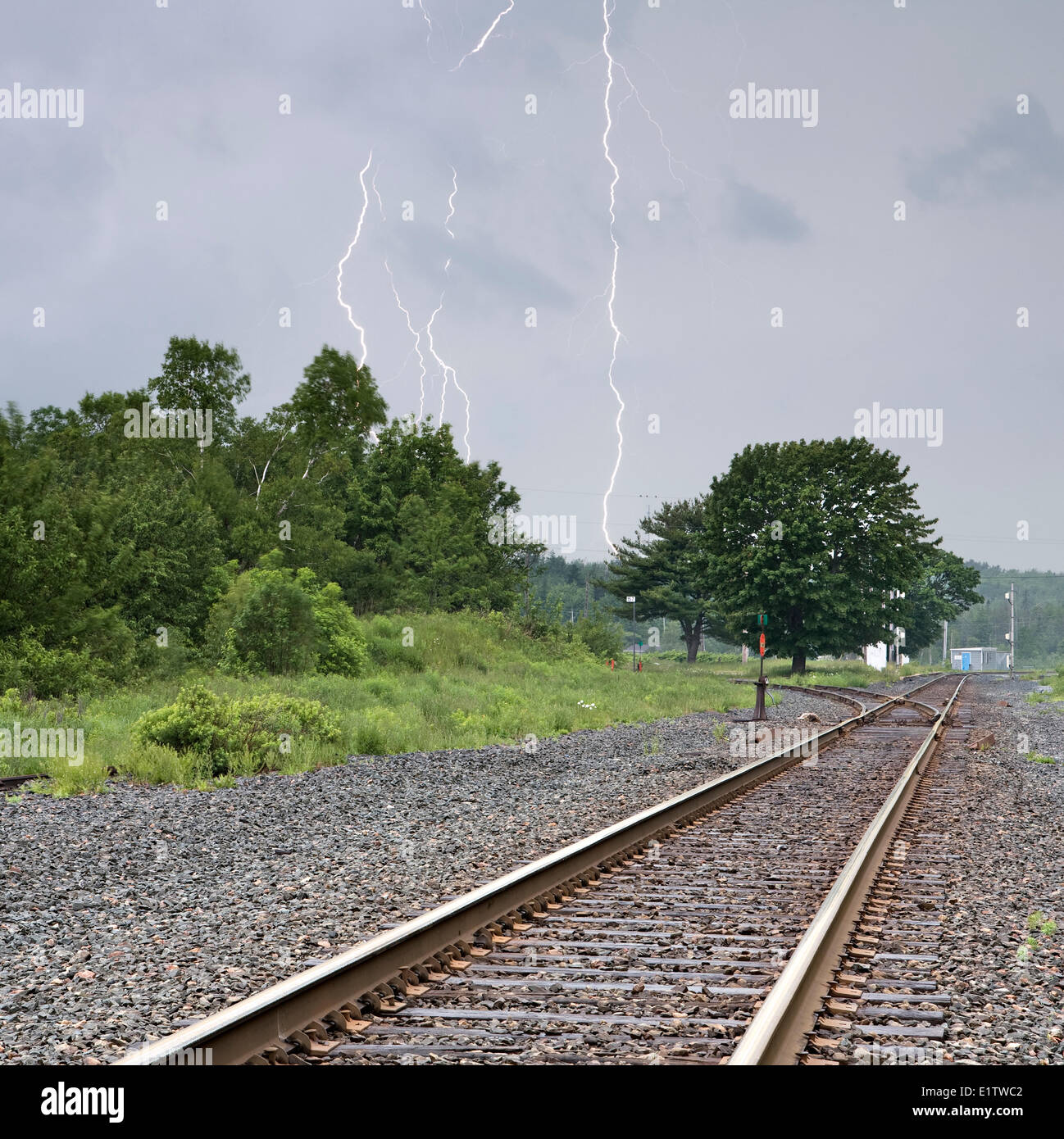 Multi-vite cloud a massa lo scoppio di fulmine su convoglio ferroviario le vie in Windsor Junction Nova Scotia come una tempesta estiva si sposta Foto Stock