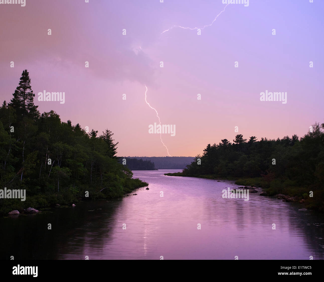 Un bullone di cloud a massa i fulmini vicino a seconda lago nella giunzione di Windsor Nova Scotia come una tempesta estiva si muove attraverso il Foto Stock