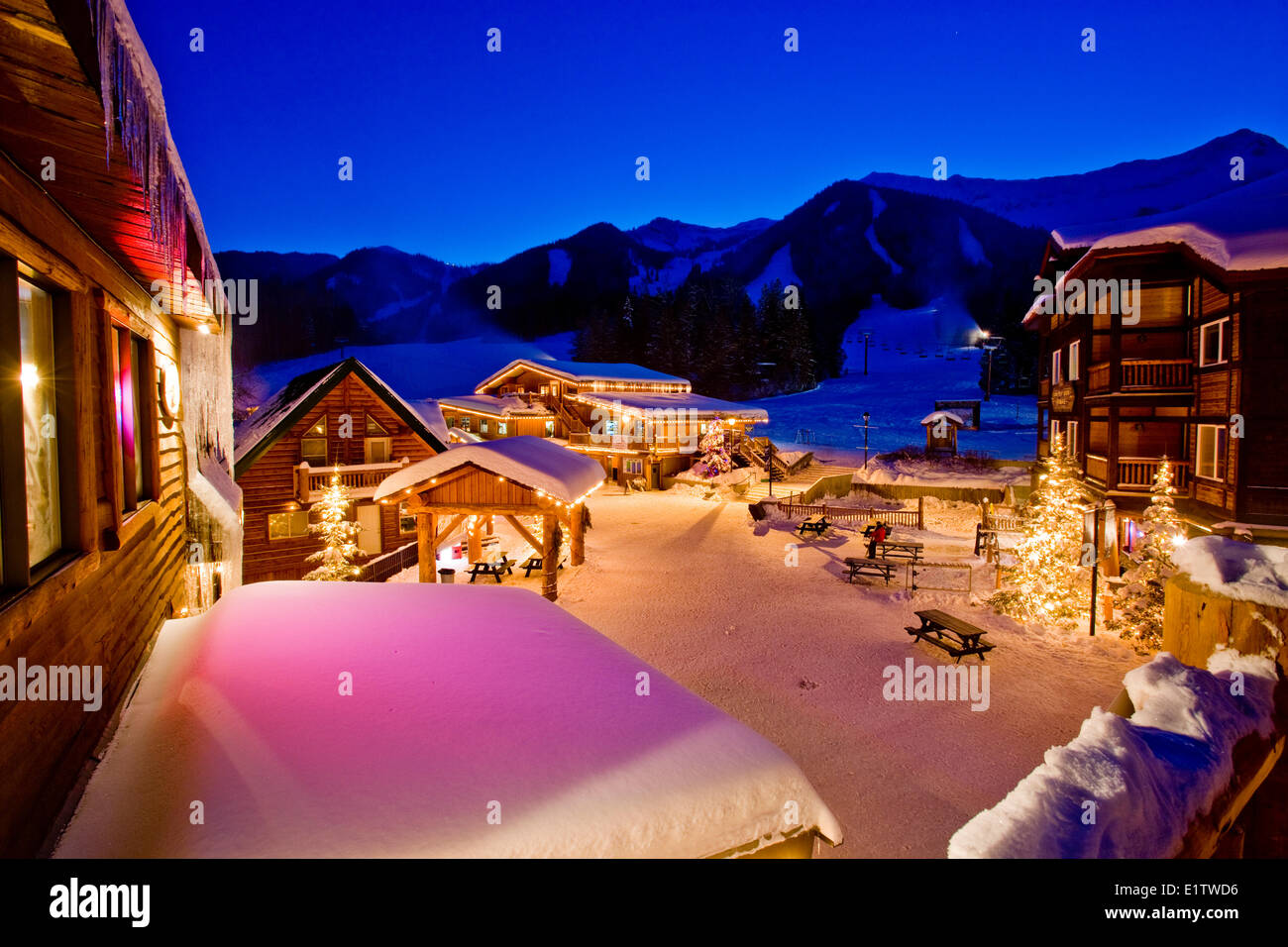 Il villaggio di base a Fernie Alpine Resort di notte, Fernie, British Columbia, Canada Foto Stock