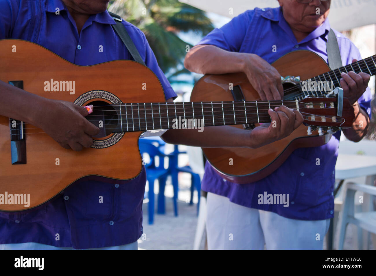 Due Band Mariache chitarristi seranading un turista in Playa del Carmen, Messico Foto Stock