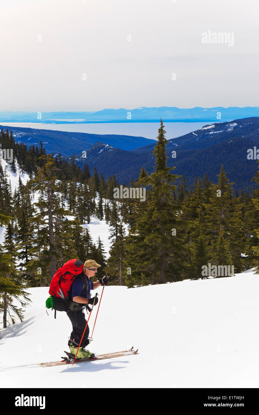 Uno sciatore ascende il sentiero a Mt. Steele cabina in Tetrahedron Parco Provinciale sulla Costa del Sole della Columbia britannica in Canada. N. Foto Stock