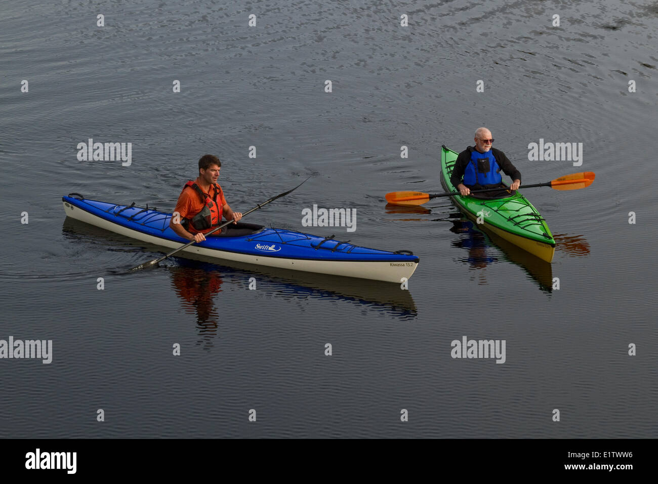 Due uomini paddle kayak sul lago Oxtongue, Muskoka, Ontario, Canada. Foto Stock