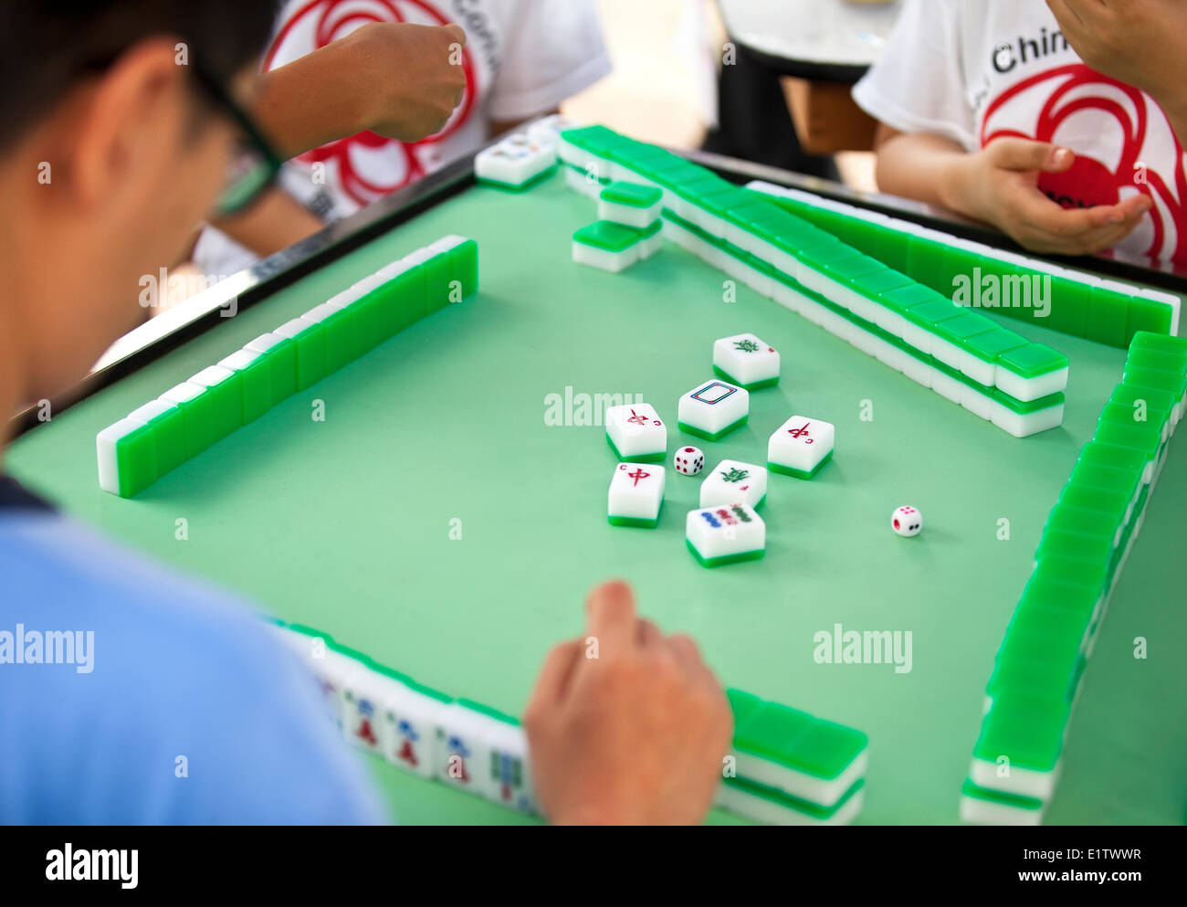 La riproduzione della scheda cinese gioco di mahjong, Chinatown, Winnipeg, Manitoba, Canada Foto Stock