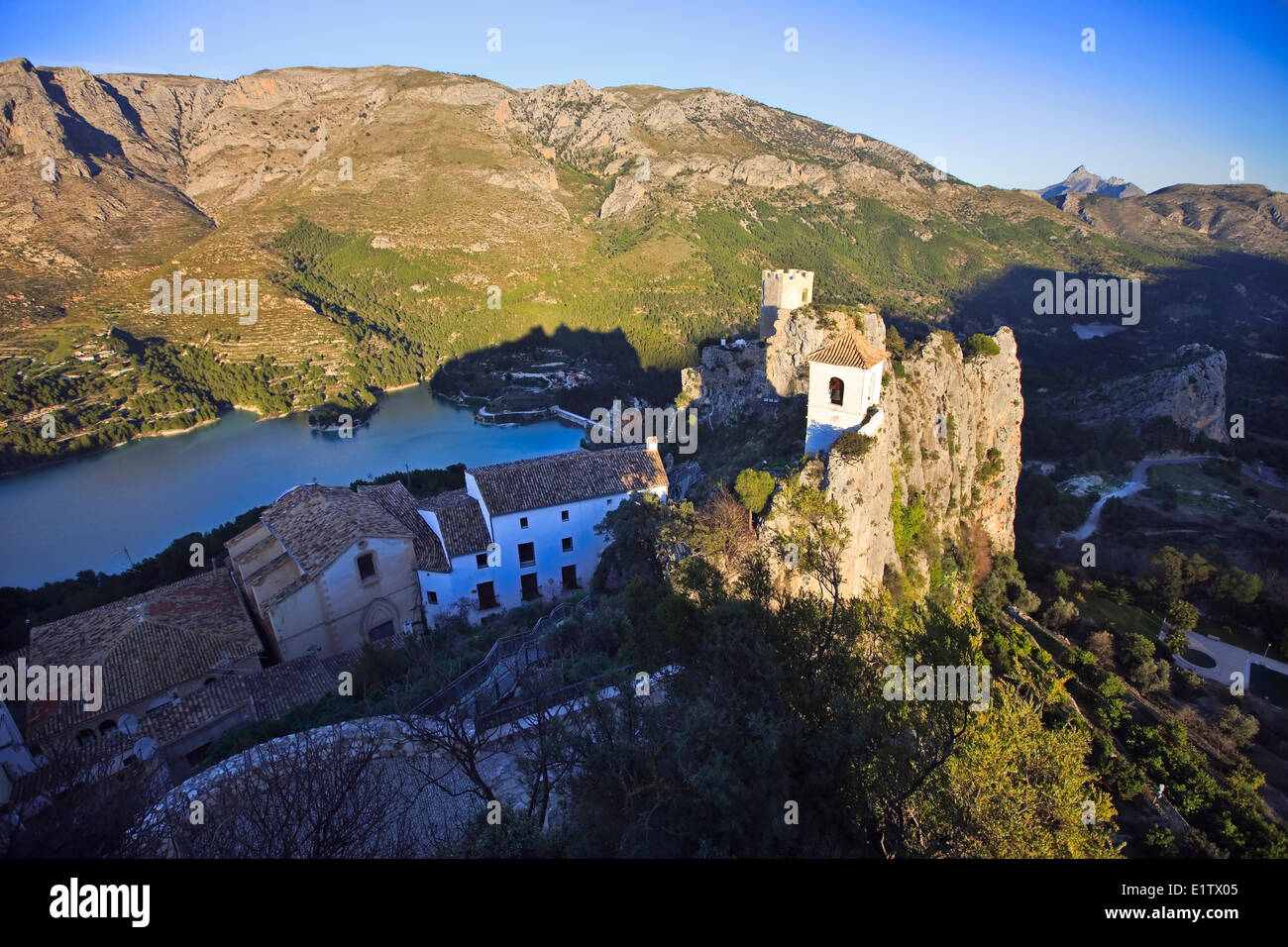 Dipinto di bianco campanile della chiesa accanto al Castell de castello di Guadalest Guadalest Guadalest Costa Blanca PROVINCIA Alicante Comunidad Foto Stock