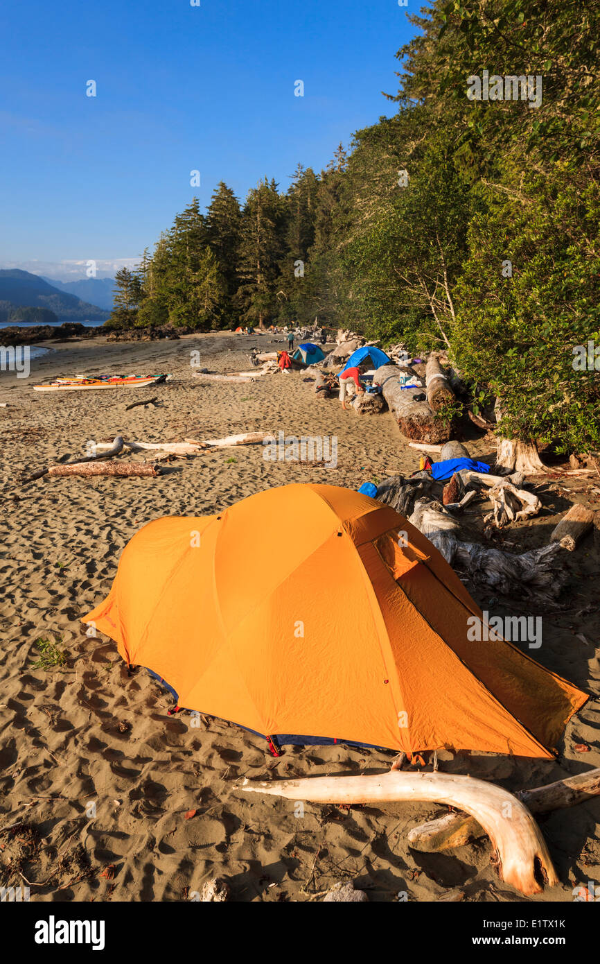 Un kayak camp su Vargas Isola Clayoquot Sound British Columbia, Canada. Modello rilasciato Foto Stock