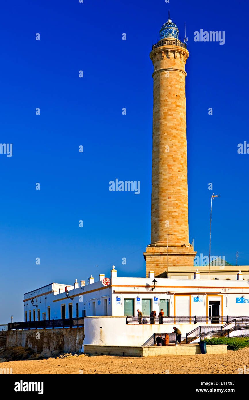 Torre faro, Punta del Perro nella città di Chipiona, visto da Playa de Regla (spiaggia), Costa de la Luz, Provincia di Cadice, eun Foto Stock