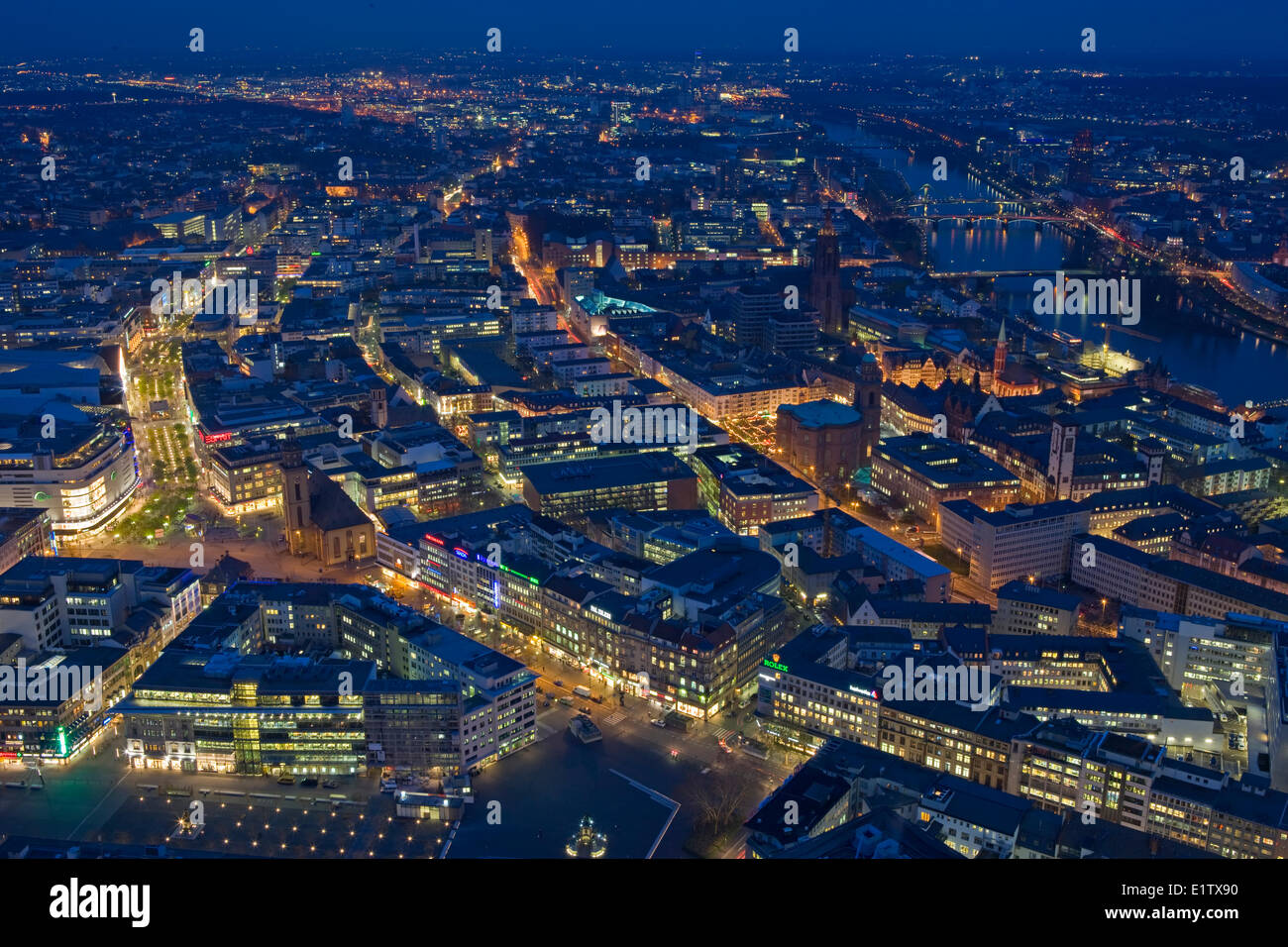 Veduta aerea della città di Francoforte am Main dalla torre principale al crepuscolo, Hessen, Germania, Europa. Foto Stock
