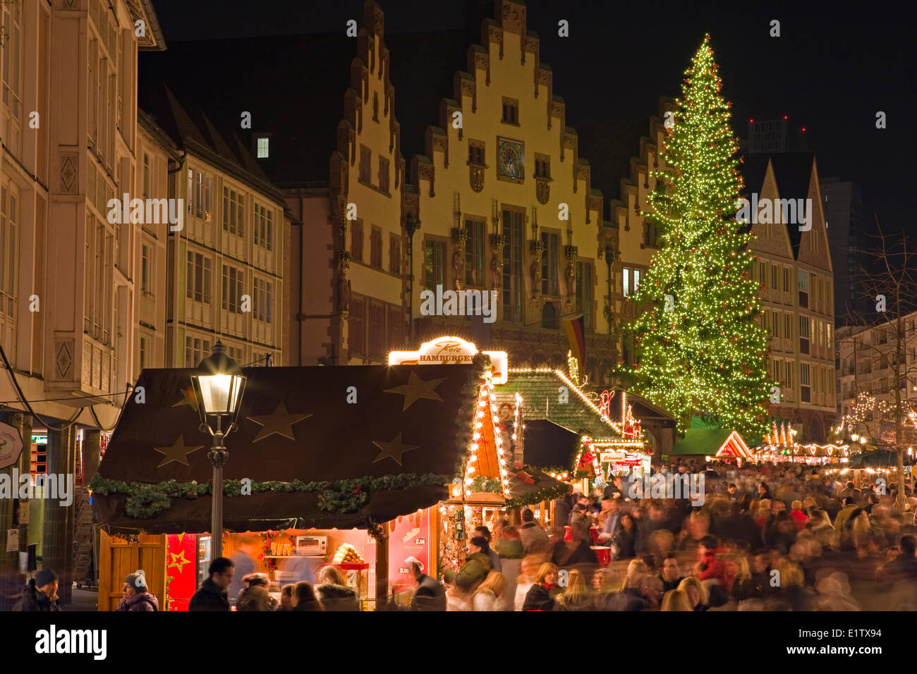 Christkindlmarkt (Mercatino di Natale) stand allestiti nella parte anteriore del Römer, Rathaus (Municipio) nel Römerberg (Piazza del Municipio) Foto Stock
