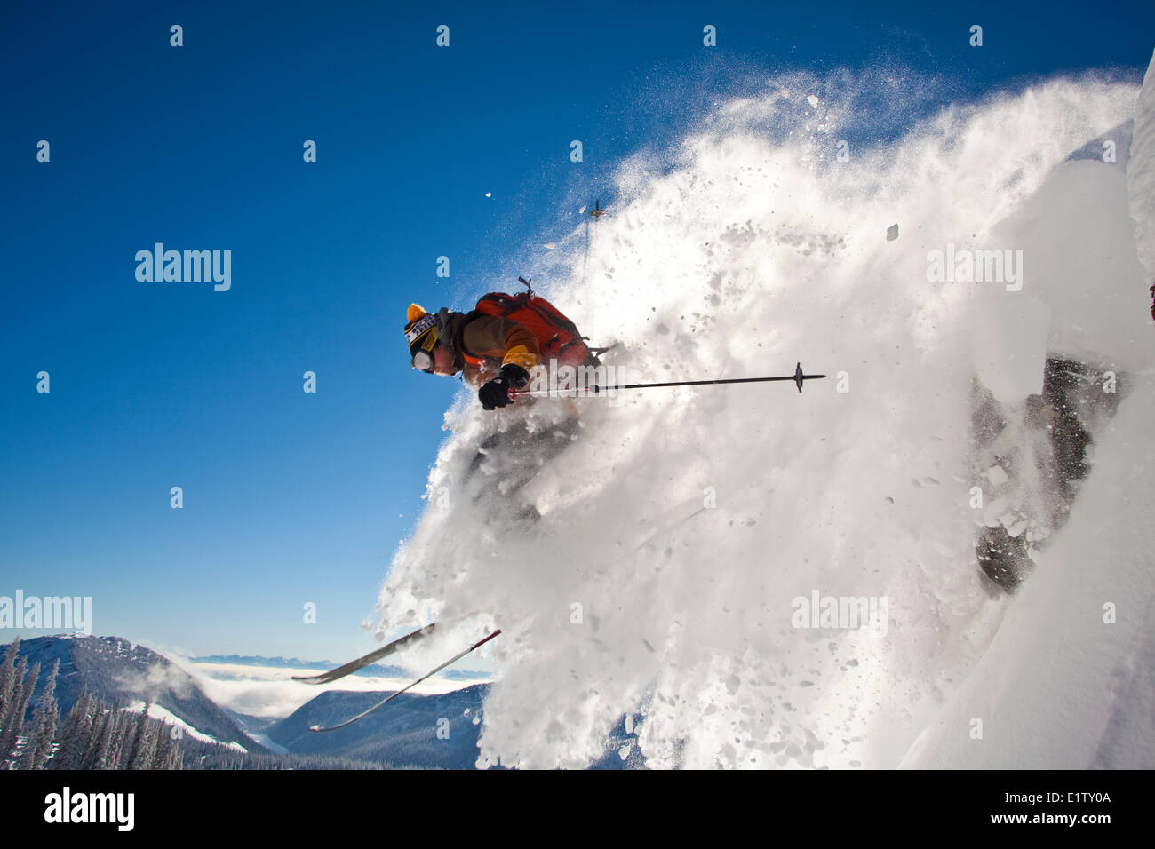 Un maschio di backcountry rider scende una scogliera mentre fuori lo sci alpinismo, Sol Mountain, Monashee Backcountry, Revelstoke, BC Foto Stock