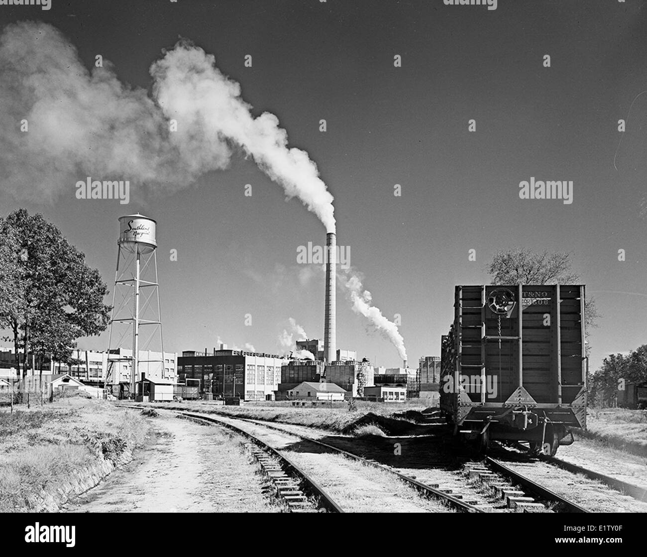 La Bulkhead Flat Car T&NO 23506, utilizzata da Southland Paper Mills, Inc. Come parte della Southern Pacific Railroad, trasporta materiali per l'industria della carta. Simboleggia le operazioni industriali e la rete ferroviaria merci negli Stati Uniti Foto Stock