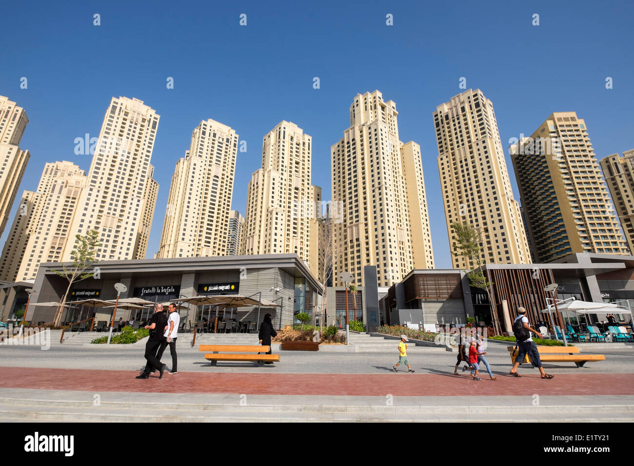 Nuovo impiego misto retail e il tempo libero lo sviluppo di proprietà sulla spiaggia a waterfront off la passeggiata a JBR in Dubai Emirati Arabi Uniti Foto Stock