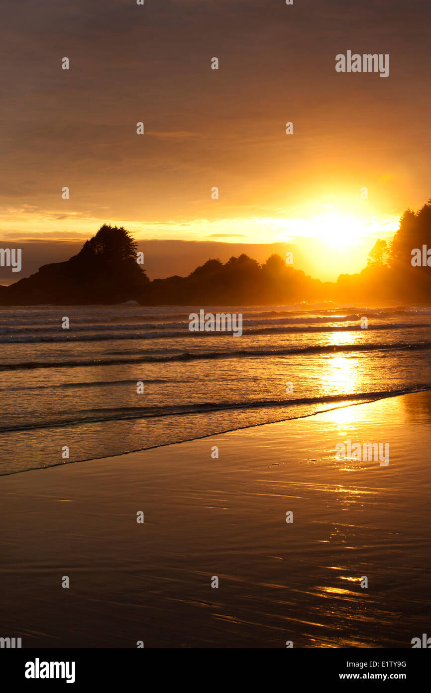 Cox Bay al tramonto vicino a Tofino, British Columbia, Canada sull'Isola di Vancouver a Clayoquot Sound Riserva della Biosfera dall'UNESCO. Foto Stock