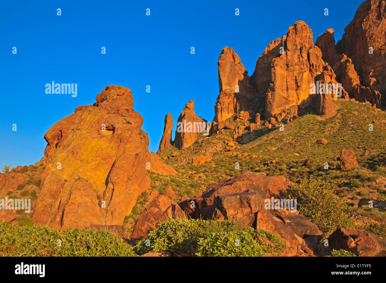 Superstition Mountains, Lost Dutchman State Park, Arizona, Stati Uniti d'America, 40 miglia ad est di Phoenix Foto Stock