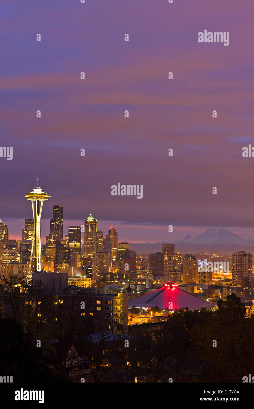 Lo skyline di Seattle durante un colorato sunrise, Mount Rainier possono essere visti sullo sfondo, nello Stato di Washington, USA Foto Stock