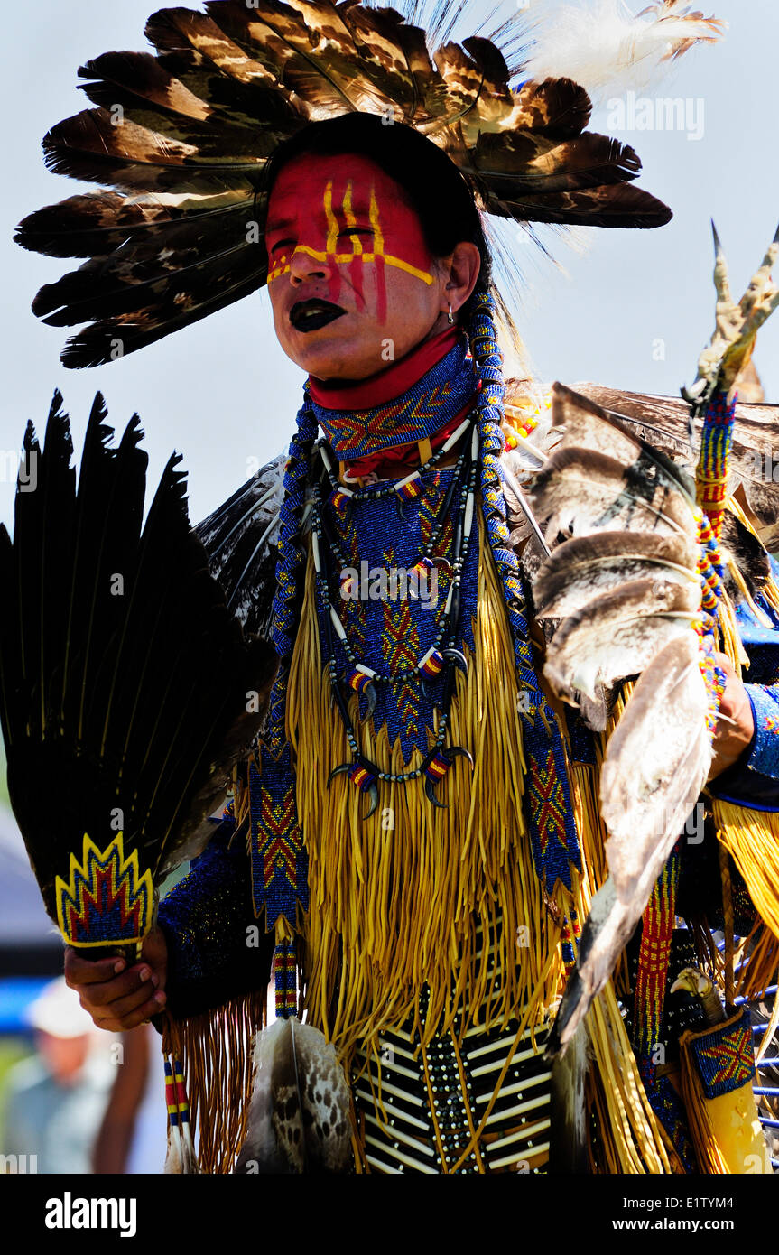 Una delle prime nazioni danze uomo nel nono annuale Warmland Khowutzun Intertribal Pow-Wow a Duncan, BC. Foto Stock