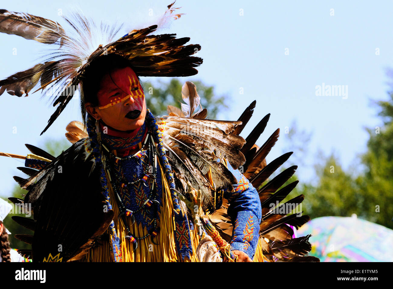 Una delle prime nazioni danze uomo nel nono annuale Warmland Khowutzun Intertribal Pow-Wow a Duncan, BC. Foto Stock