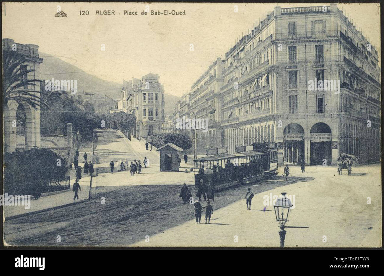 Una vista generale di Place de Bab-el-Oued ad Algeri, Algeria, raffigurante uno spazio urbano significativo all'inizio del XX secolo. La piazza è una posizione chiave ad Algeri, che riflette la storia architettonica e culturale della regione. Foto Stock