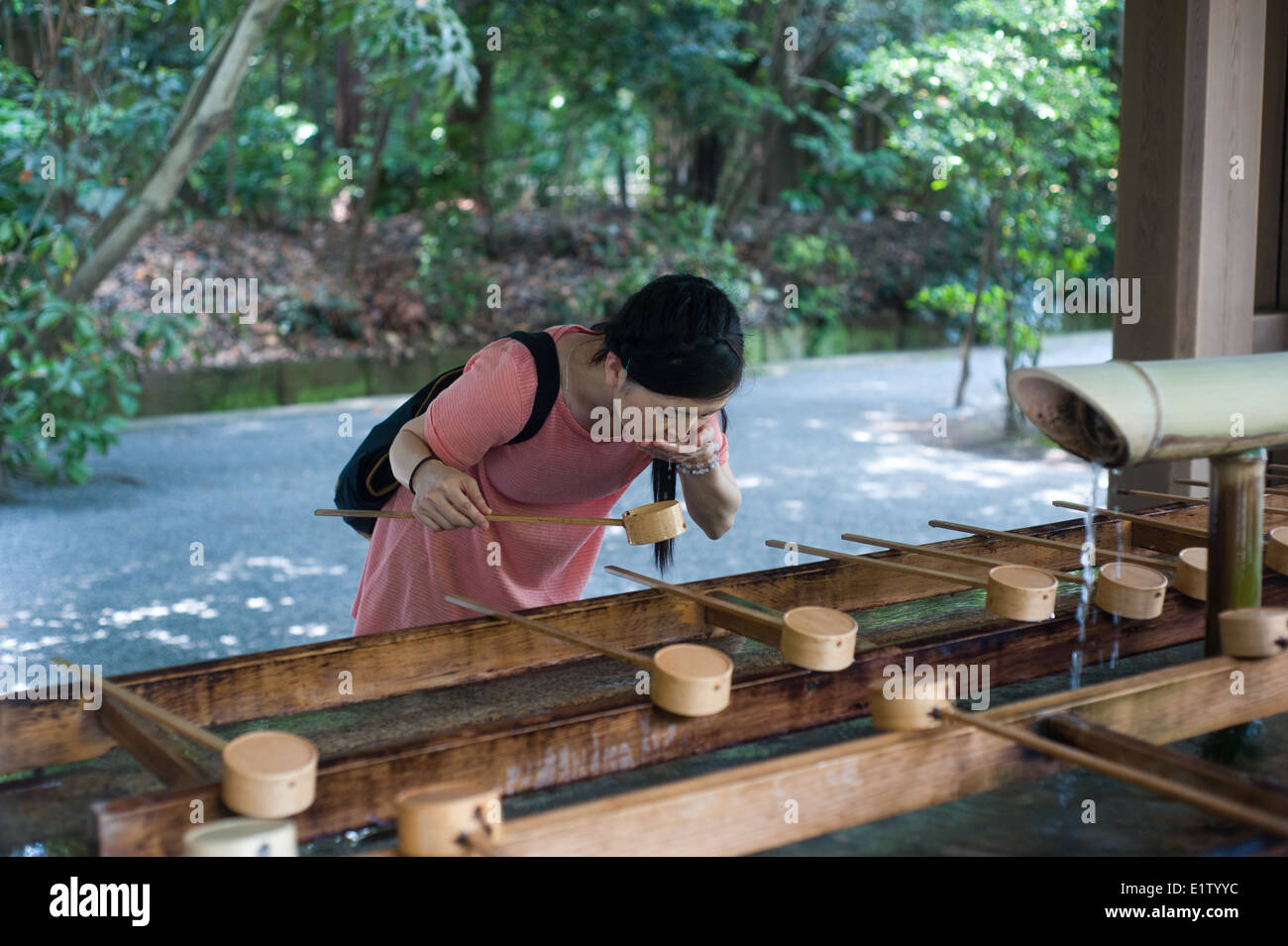 Tokyo Giappone 2014 - Toko Tempio di Meiji persone lavarsi le mani e il viso a la fontana di purificazione Foto Stock