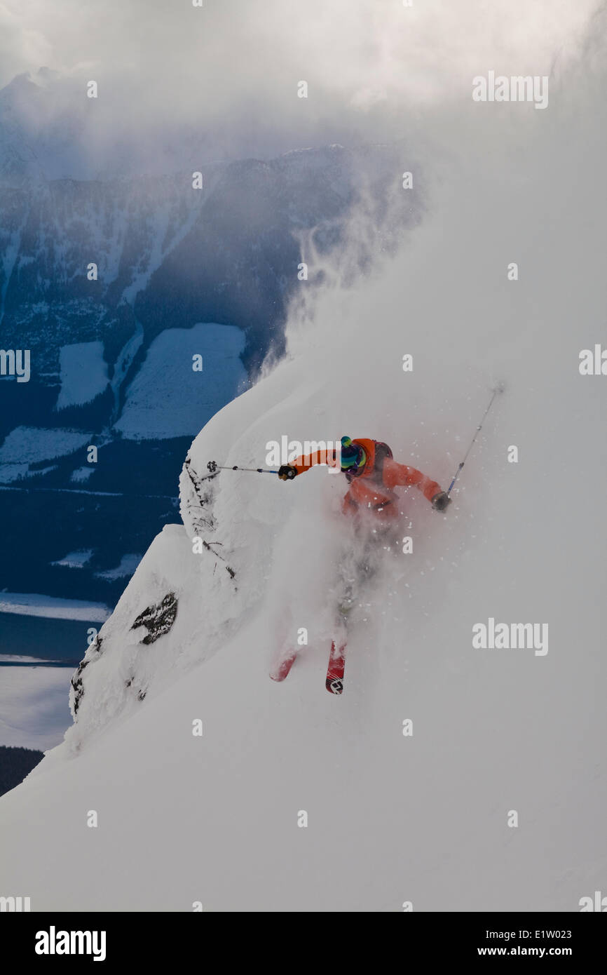 Un maschio libero sciatore in Revelstoke Mountain Resort Backcountry, BC Foto Stock