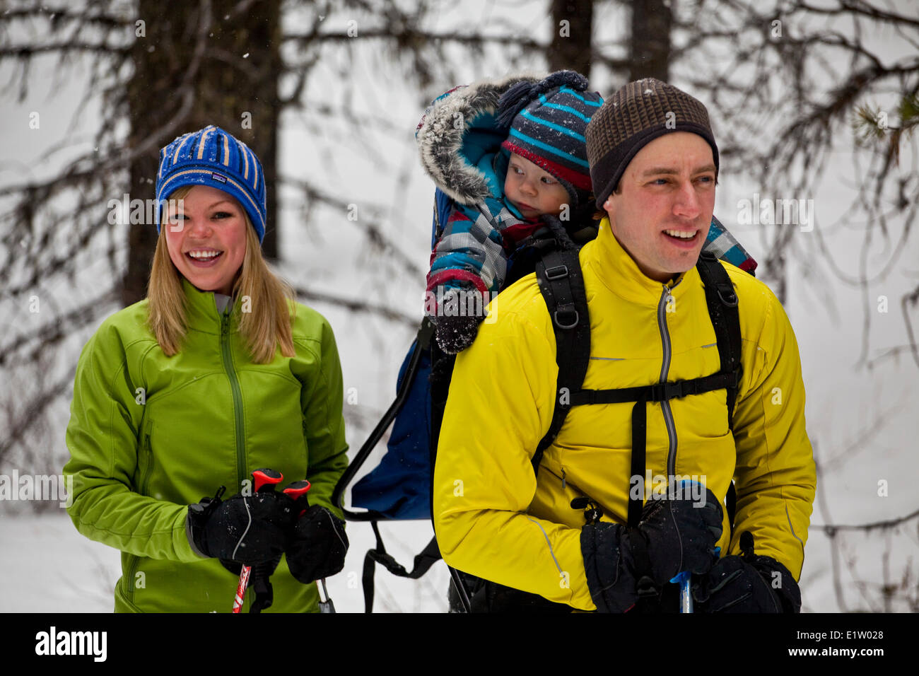 Un padre e un bambino di neonato andando per le racchette da neve a Peter Lougheed Parco Provinciale, Kananaskis AB Foto Stock