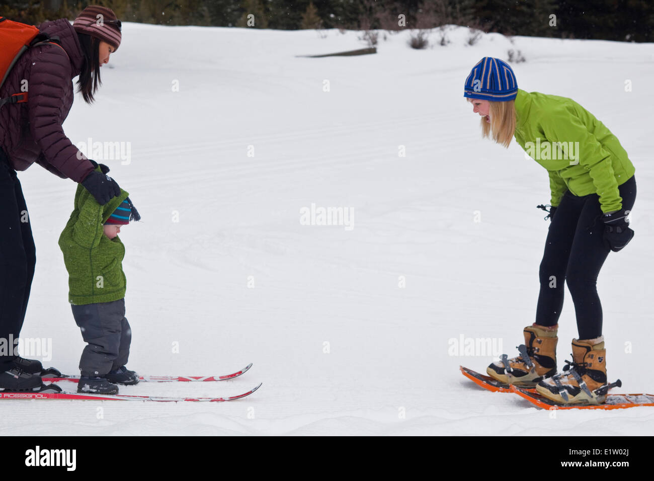 Una giovane madre e figlio bambino con le racchette da neve in Poccaterra, Peter Lougheed Park, Kananaskis AB Foto Stock