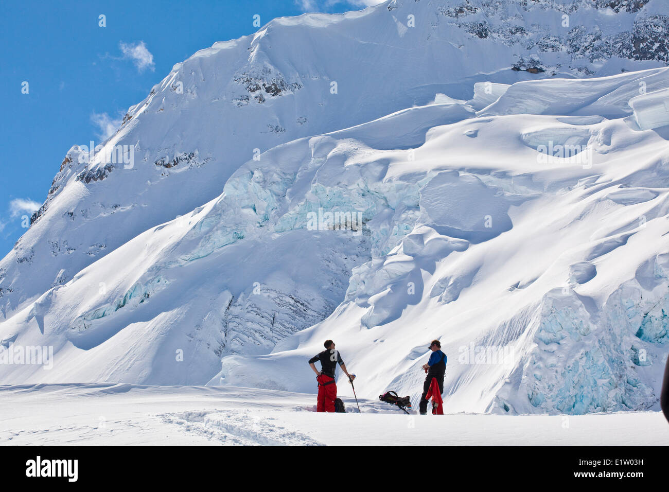 Un backcountry rider e un splitboarder touring al ghiacciaio Lodge, Canadian Rockies, Golden, BC Foto Stock