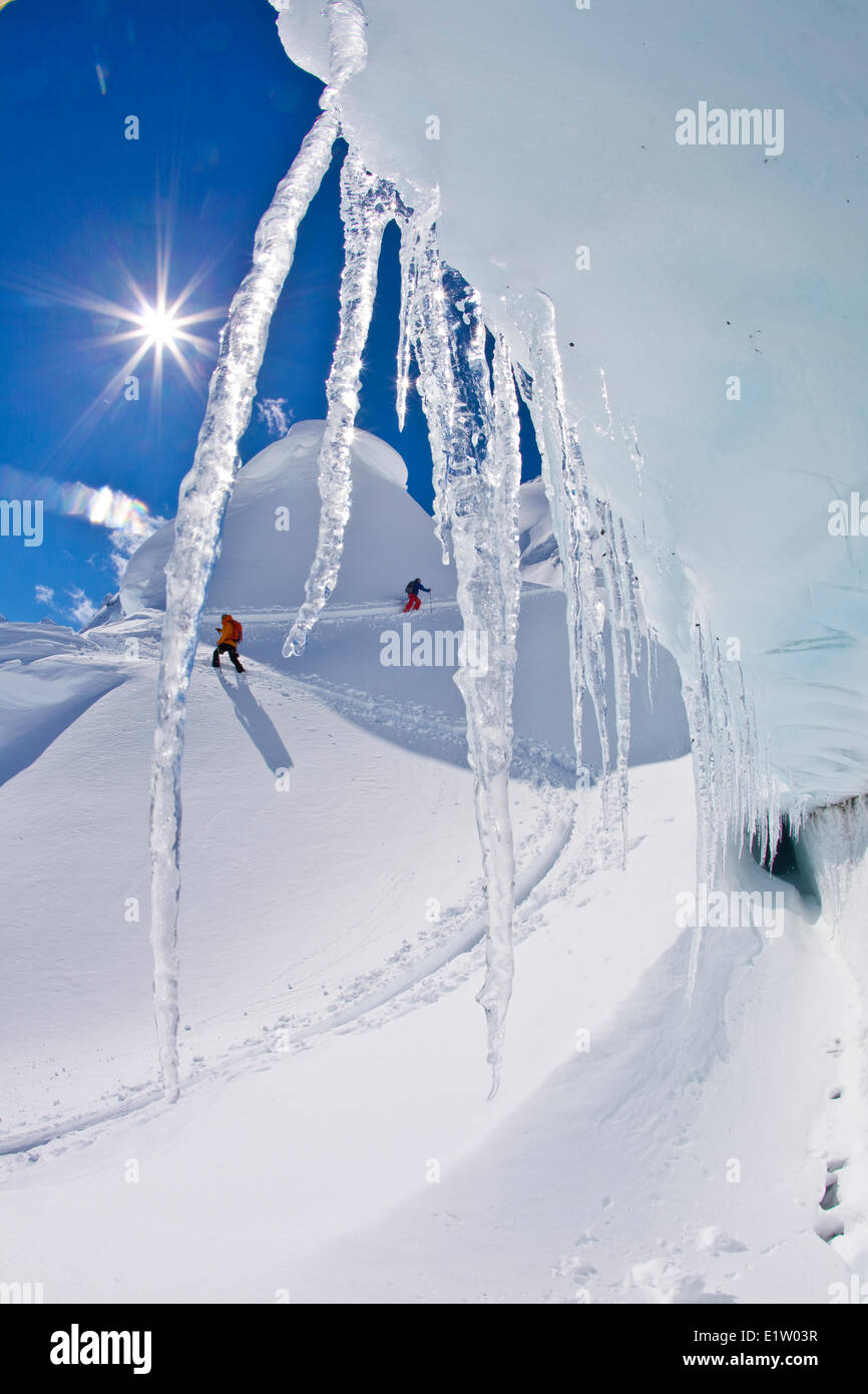 Un backcountry rider e un splitboarder touring fino a fortemente crevassed ghiacciaio al ghiacciaio Lodge, Canadian Rockies, Golden, BC Foto Stock
