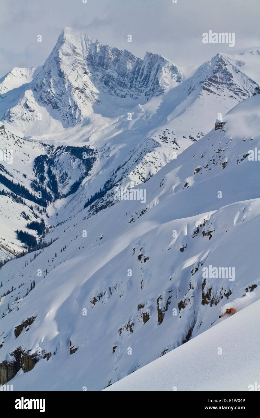 Un maschio di backcountry rider godendo fast, profondo si trasforma in alpine, ghiacciaio Lodge, Golden, BC Foto Stock