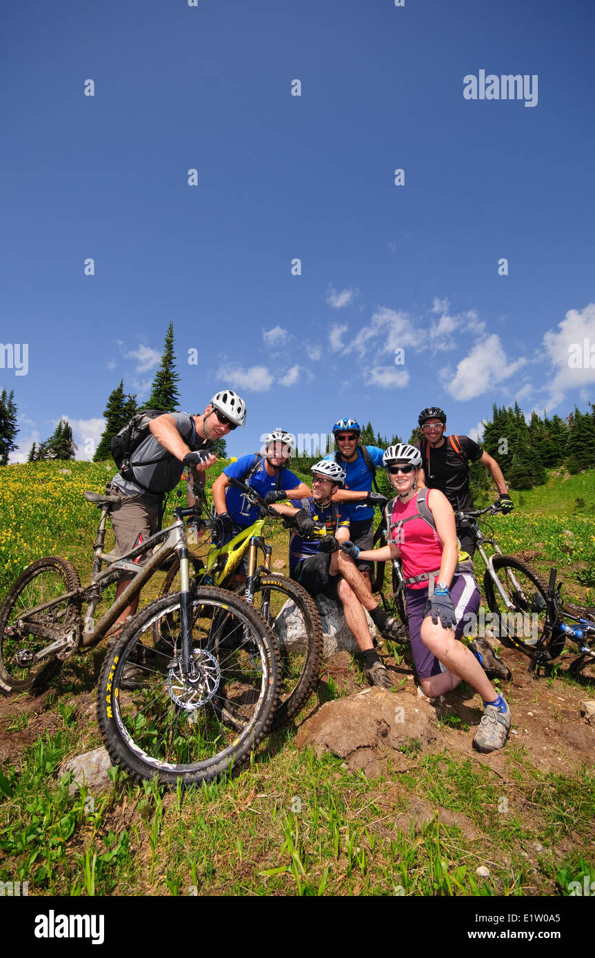 In mountain bike lungo il Frisby Ridge Trail in Revelstoke. Kootenay Rockies regione, British Columbia, Canada Foto Stock