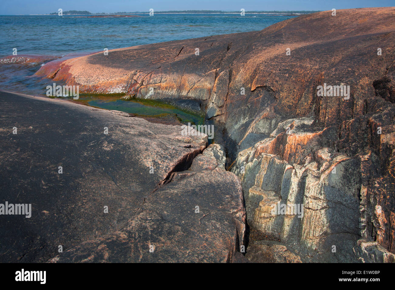 Colorato e riempito di rocce di Georgian Bay costa, a Moose Bay, Philip Edward Island, Ontario, Canada Foto Stock