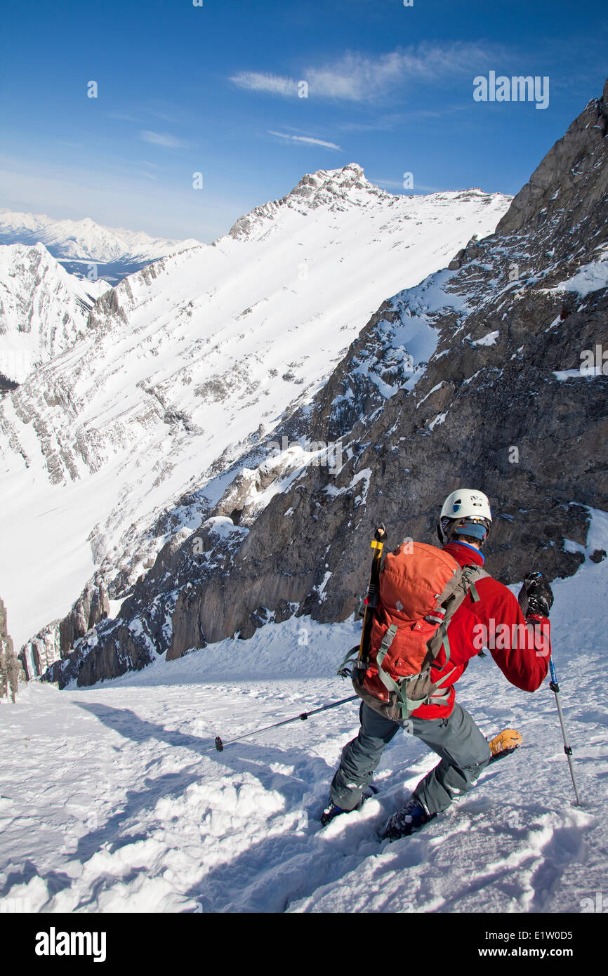 Un maschio di backcountry rider si prepara a scendere una ripida couloir con un unico arco calcareo in esso. Mt. Il francese Peter Lougheed Foto Stock