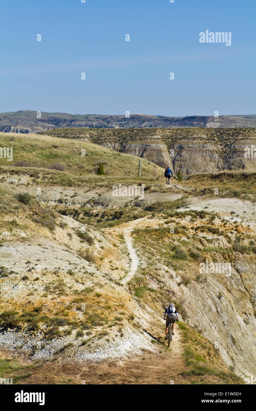 Un uomo di mezza età mountain bike la singola traccia del Maah Daah Hey Trail, North Dakota Foto Stock