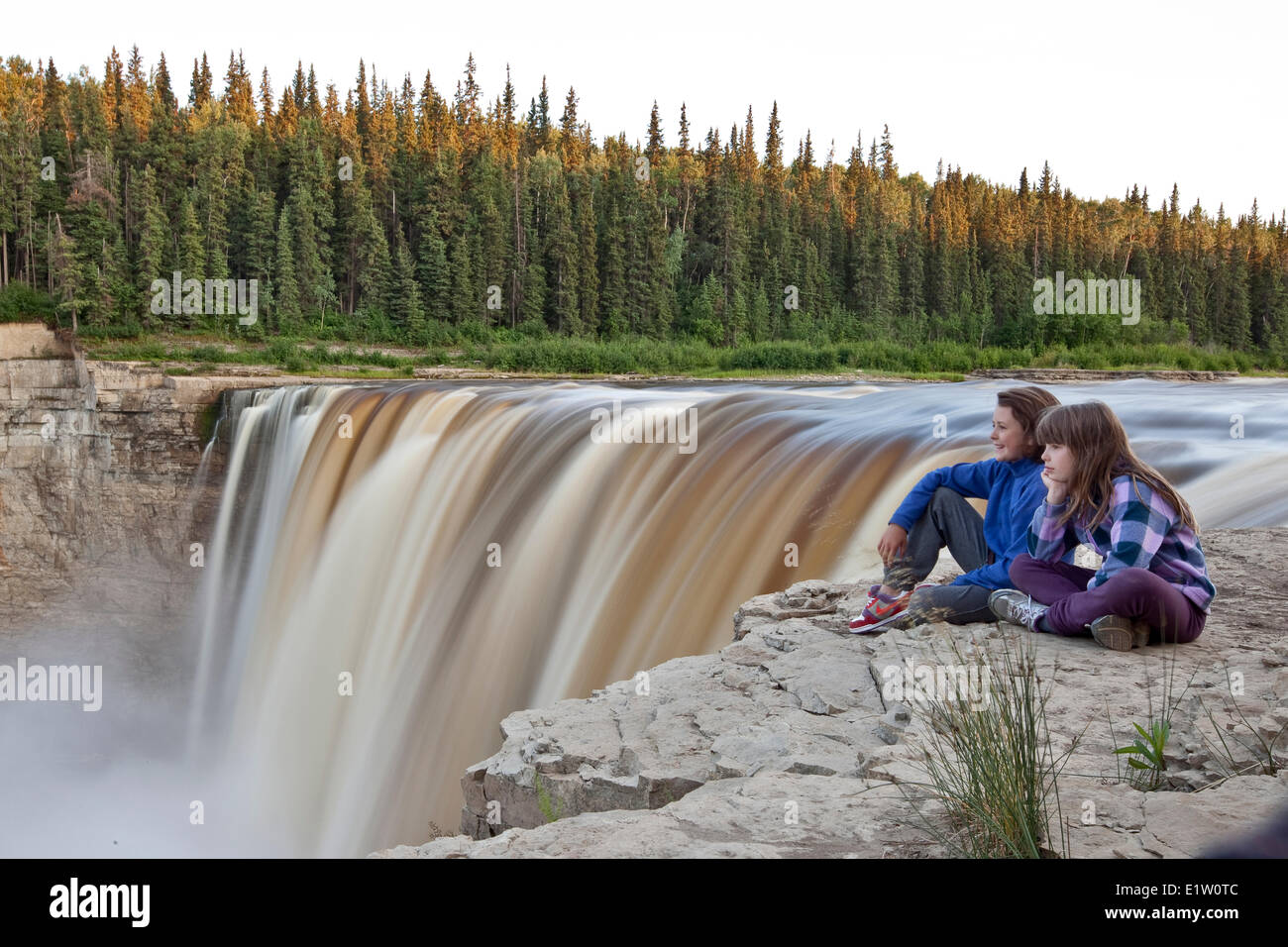 Le ragazze giovani gode di vista in Alexandra cade, Northwest Territories, Canada Foto Stock