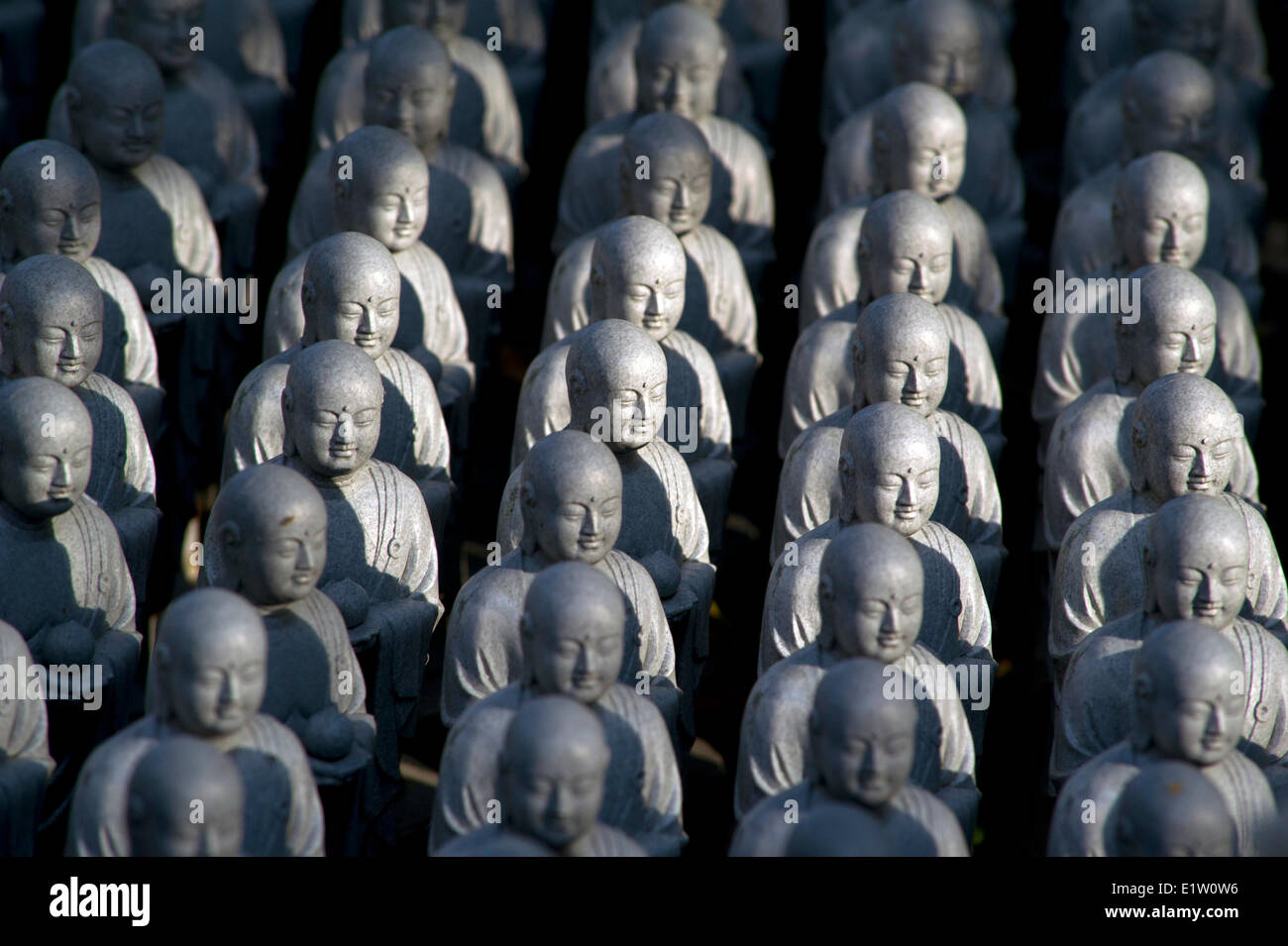 Numerose statuette Jizo visualizzate all'ingresso del tempio Hasedera a Kamakura, Giappone Foto Stock