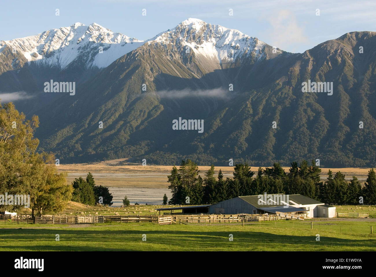 Edifici agricoli, colline e montagne coperte di neve, Superiore Rakaia Valley, Canterbury, Isola del Sud, Nuova Zelanda Foto Stock