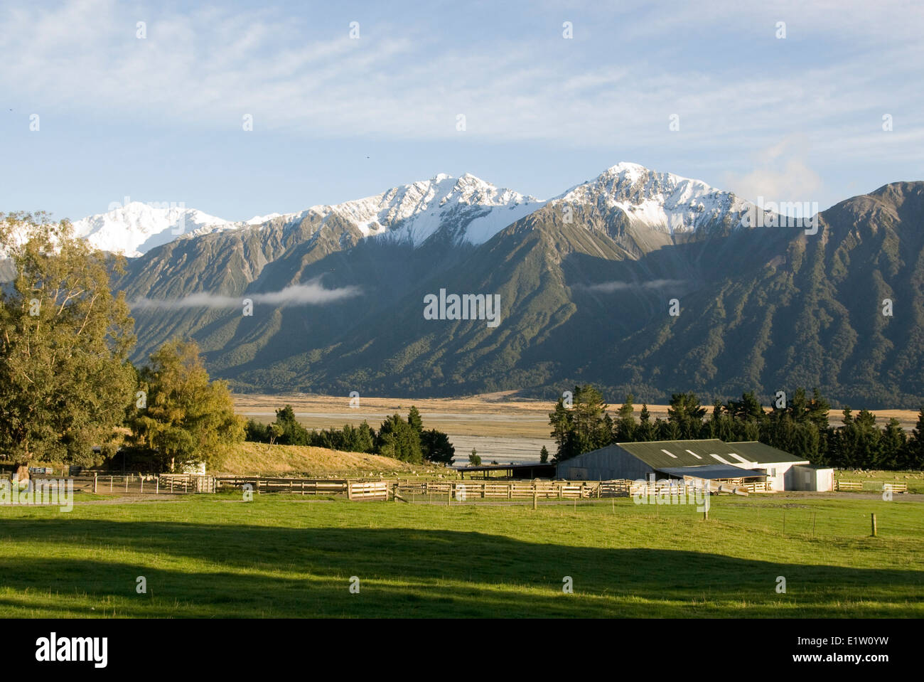 Edifici agricoli,colline e montagne coperte di neve, Superiore Rakaia Valley, Canterbury, Isola del Sud, Nuova Zelanda Foto Stock