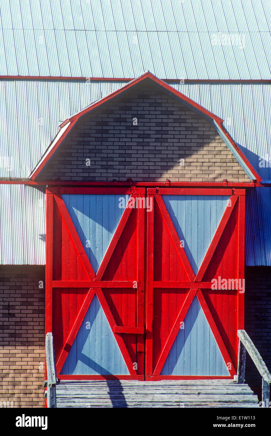 Fienile in legno porta, Saint-Simeon, Quebec, Canada Foto Stock