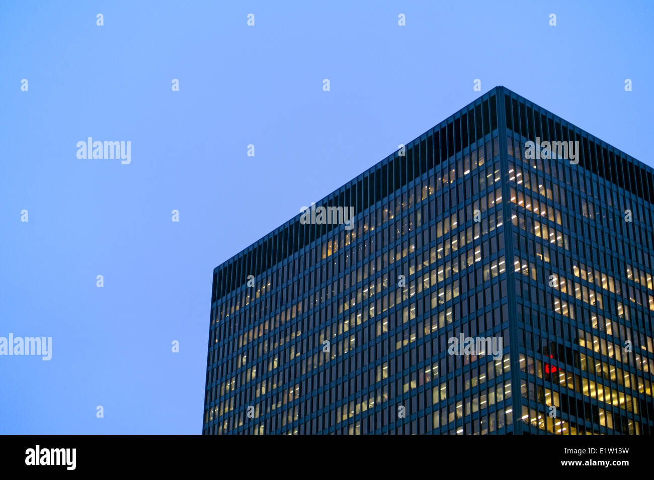 Windows illuminato alla parte superiore di Toronto Dominion Centre office tower nel centro di Toronto, Ontario Foto Stock