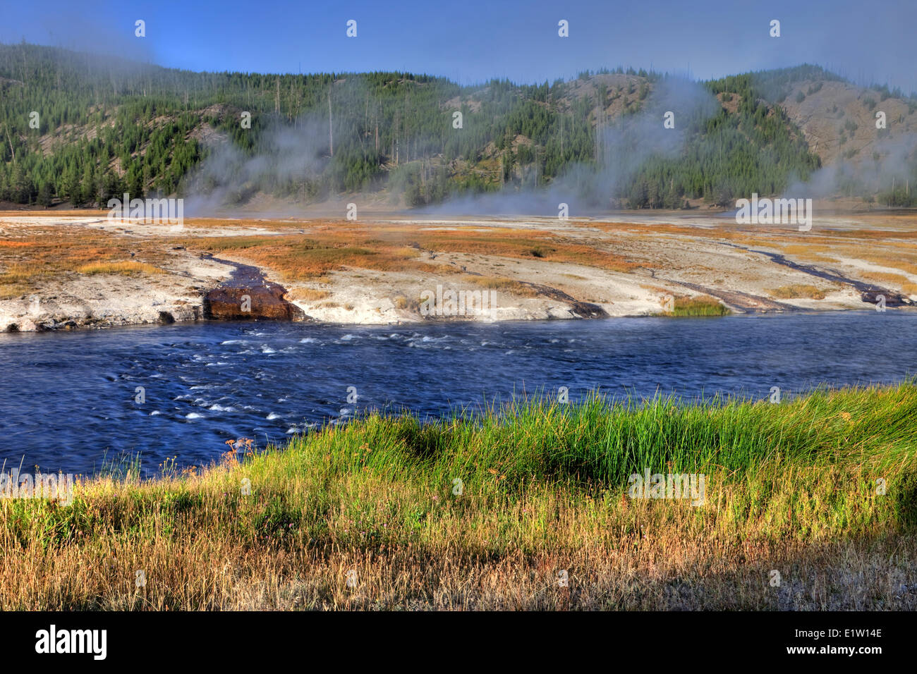 Vista di Midway Geyser Basin, il Parco Nazionale di Yellowstone, Wyoming USA Foto Stock