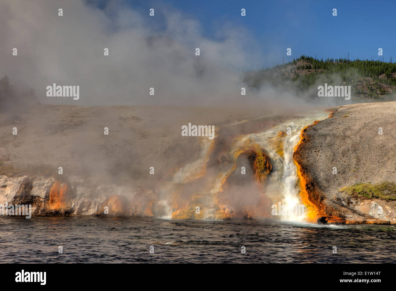 Acqua calda run-off da Excelsior Geyser, Midway Geyser Basin,il Parco Nazionale di Yellowstone, Wyoming USA Foto Stock