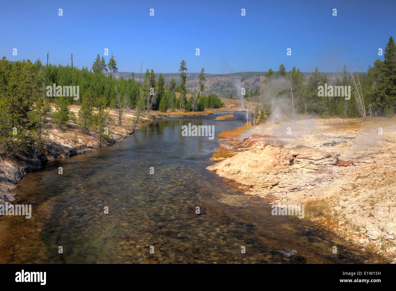 Firehole River con ventilatore e mortaio geyser, Upper Geyser Basin,il Parco Nazionale di Yellowstone, Wyoming USA Foto Stock