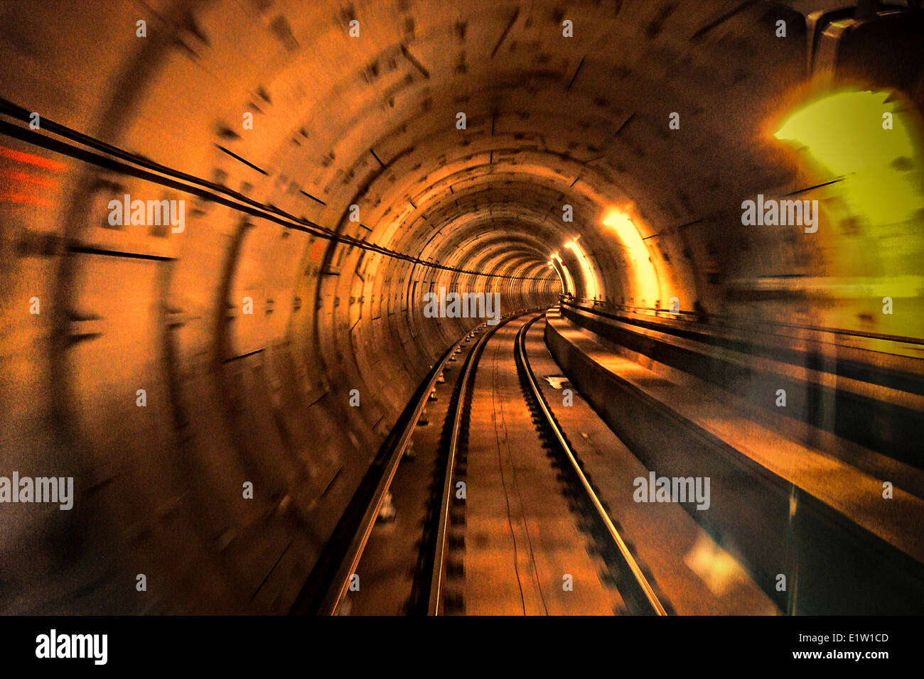 Sul treno che va Tiro da dietro il treno viaggia--Vancouver BC tunnel dello skytrain Foto Stock