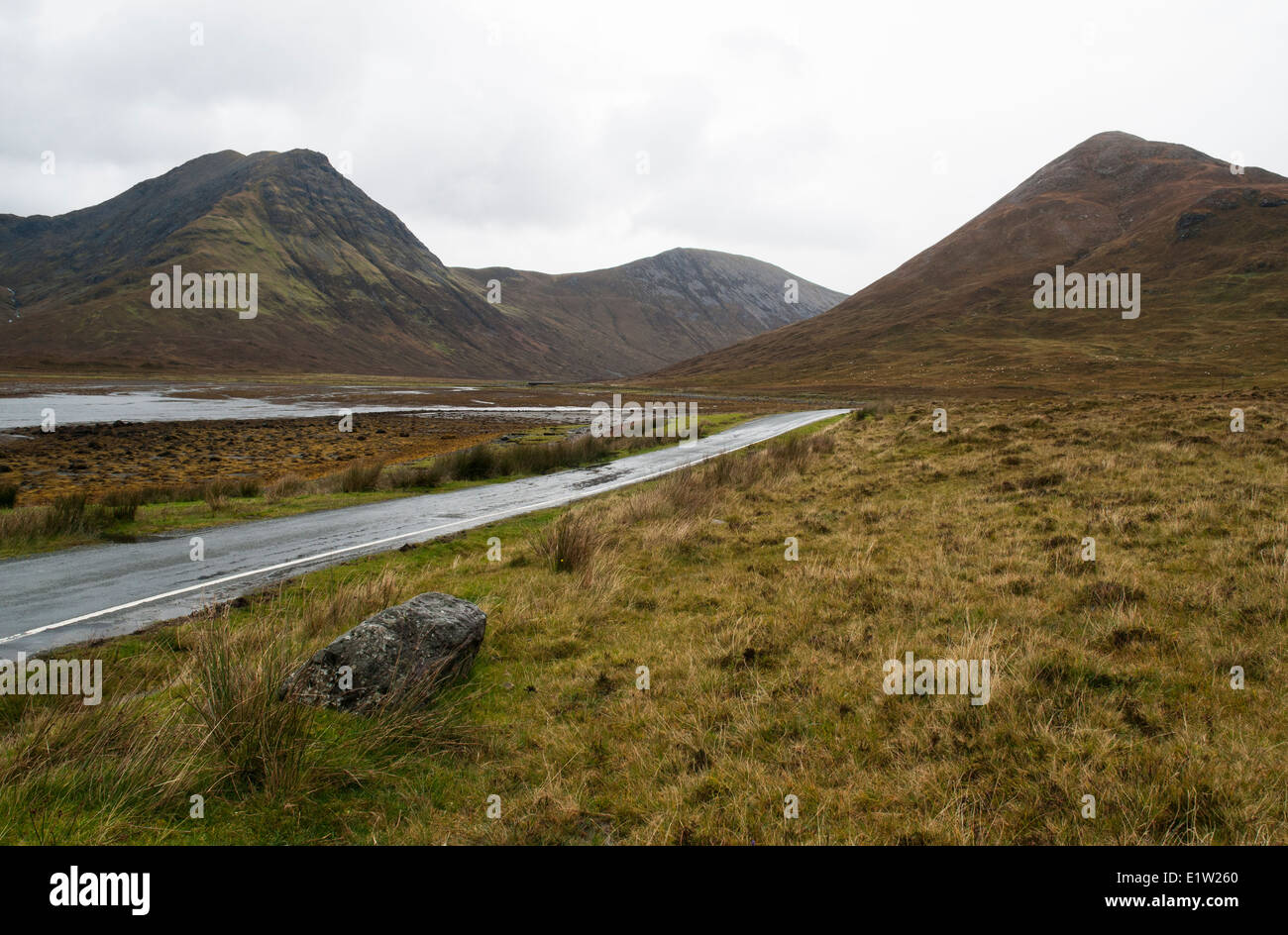 Immagine di panorama dei Cuillin Hills visualizzati sul Loch Slapin sull'Isola di Skye in Scozia. Foto Stock