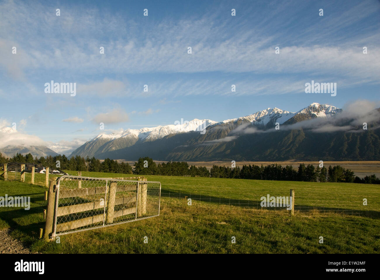 Azienda Agricola Recinzioni Cancelli e montagne coperte di neve, Superiore Rakaia Valley, Canterbury, Isola del Sud, Nuova Zelanda Foto Stock