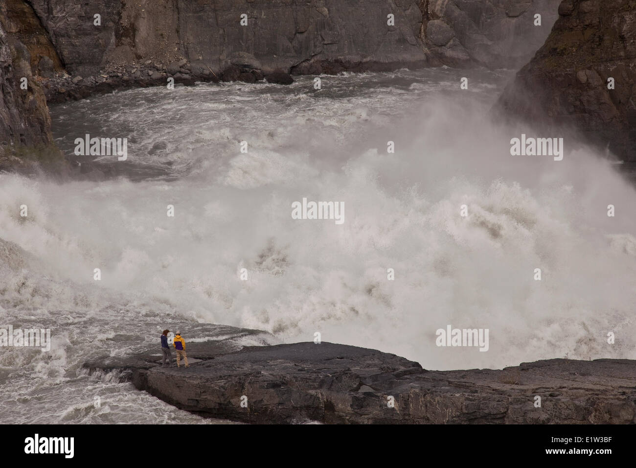 Paio di godere la vista sul Sluicebox, Virginia Falls, Parco Nazionale Nahanni preservare, NWT, Canada. Foto Stock