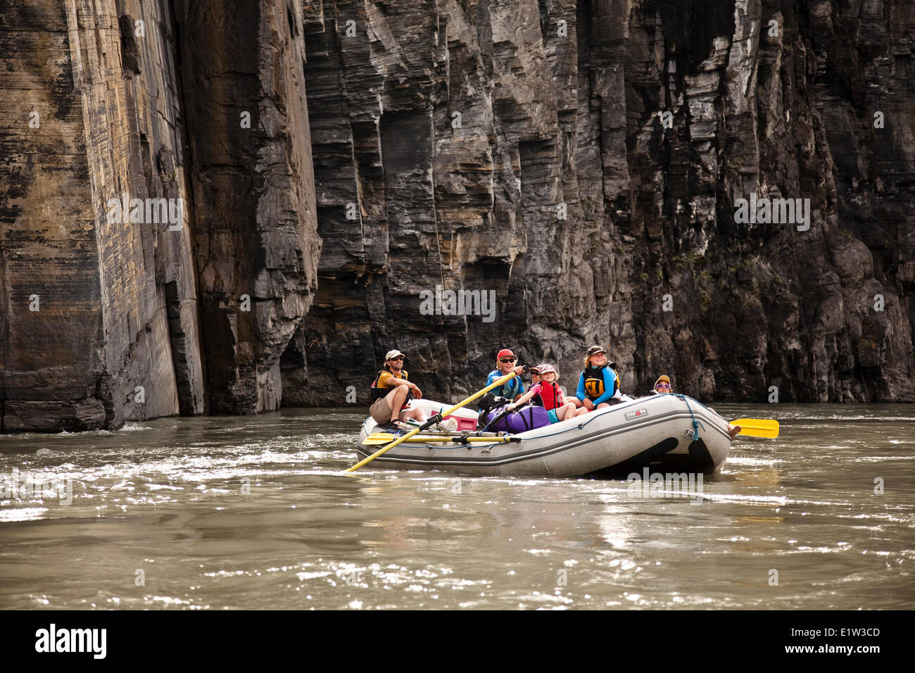 Raft in seconda canyon sul fiume Nahanni, Parco Nazionale Nahanni preservare, NWT, Canada. Foto Stock