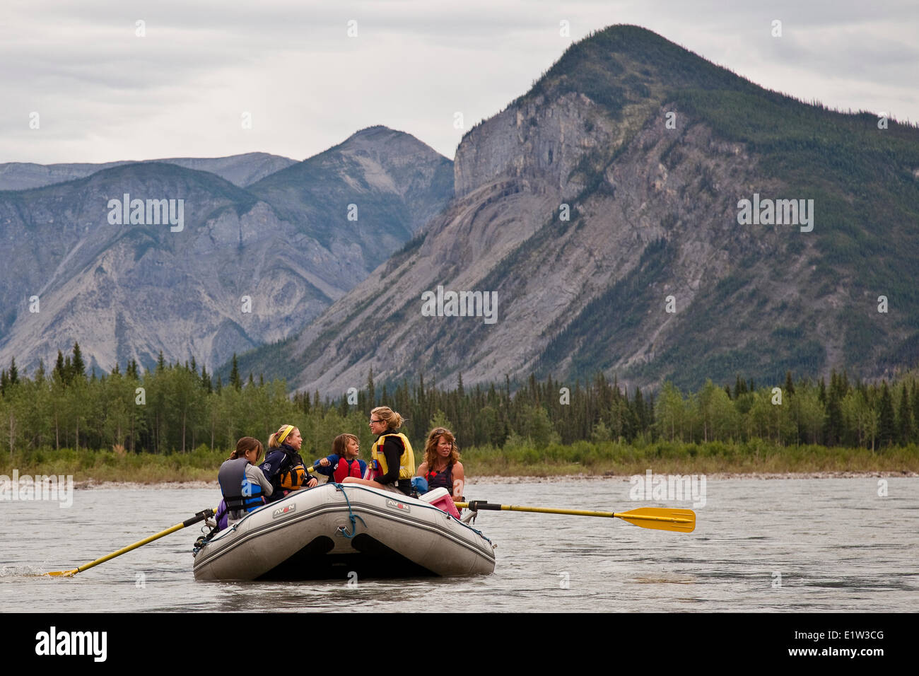 Il gruppo di donne (madri e figlie) in zattera sul fiume Nahanni, Parco Nazionale Nahanni preservare, NWT, Canada. Foto Stock