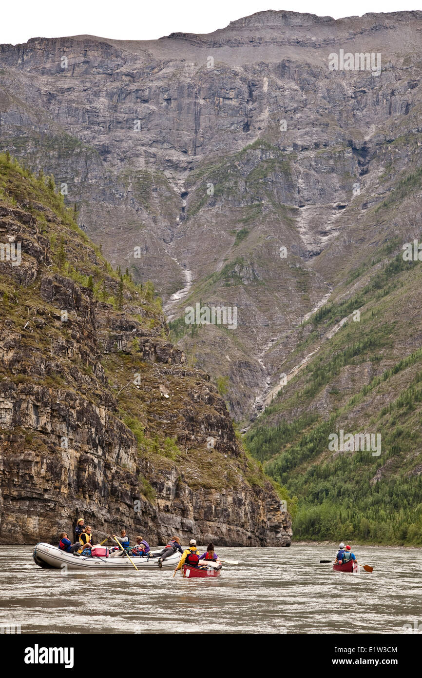 Due canoe e zattera sul fiume Nahanni, Parco Nazionale Nahanni preservare, NWT, Canada. Foto Stock